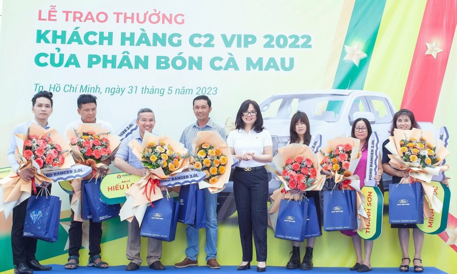 Phân Bón Cà Mau trao tặng 7 xe bán tải cho khách hàng xuất sắc